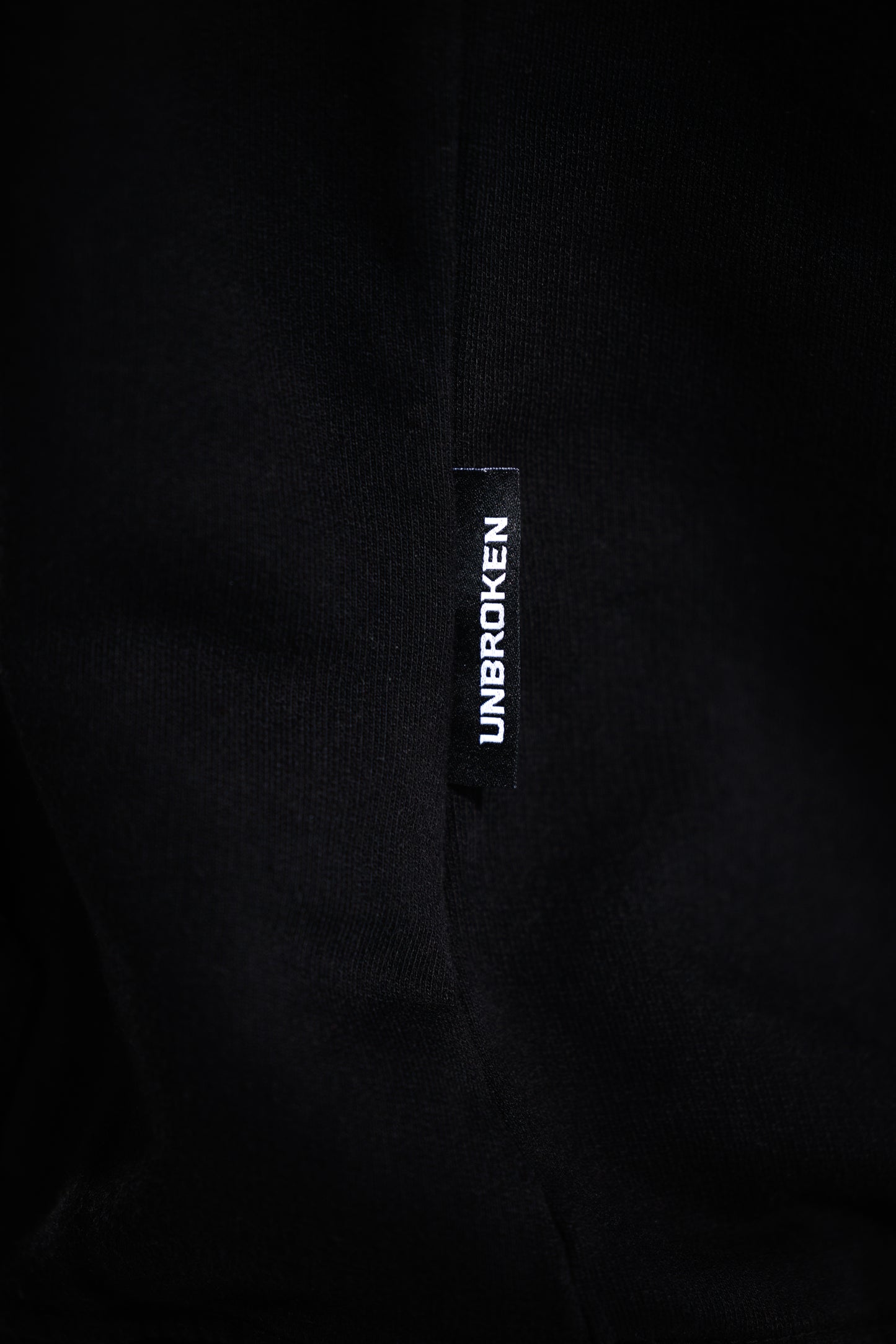 Hoodie 375 gramos Classic: 100% Algodón peruano - marquilla lateral detalle