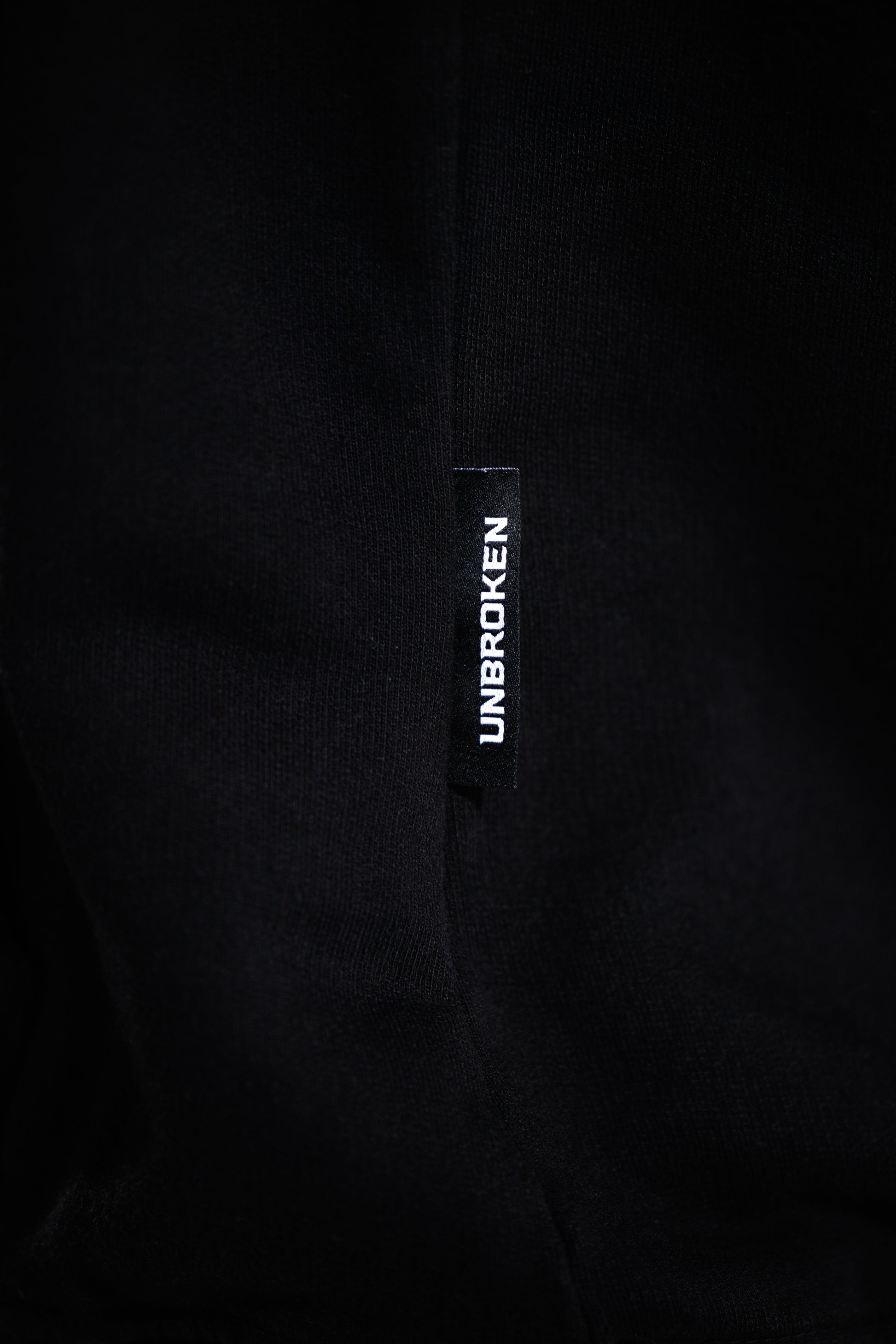 Hoodie 375 gramos Classic: 100% Algodón peruano - marquilla lateral detalle